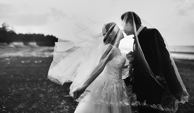 La Magie de la Robe de Mariée en Dentelle Minimaliste : Élégance et Simplicité