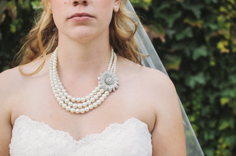 Comment assortir les accessoires avec une robe de mariée en dentelle