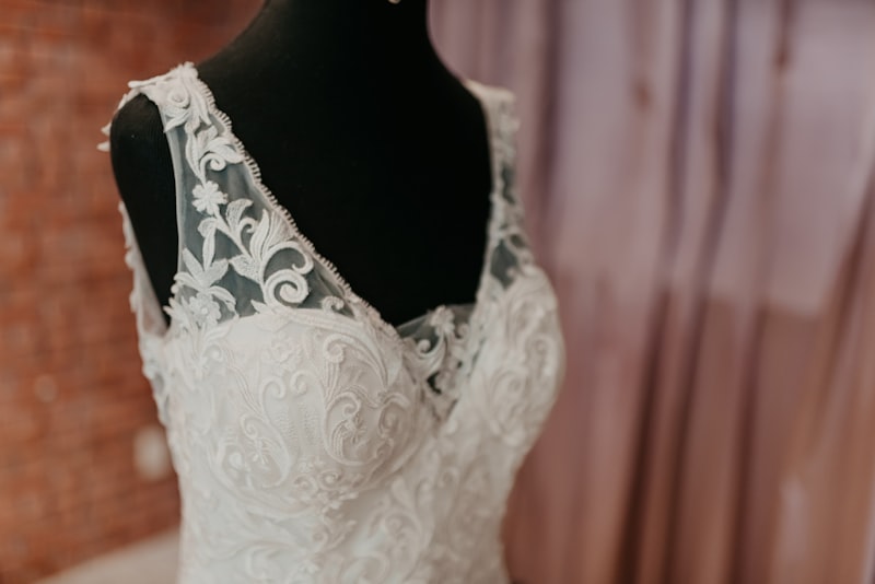 Guide Complet pour Choisir une Robe de Mariée Minimaliste avec Dentelle Délicate