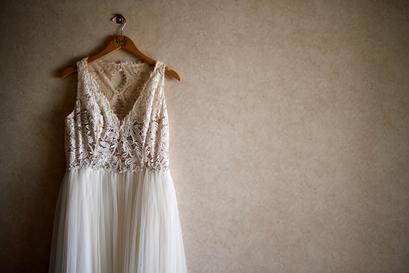 Robe de Mariée en Dentelle Décontractée pour un Mariage Intime : Élégance et Simplicité