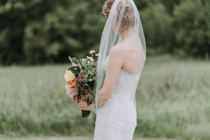 La robe de mariée en dentelle pour un mariage en extérieur : Élégance et légèreté