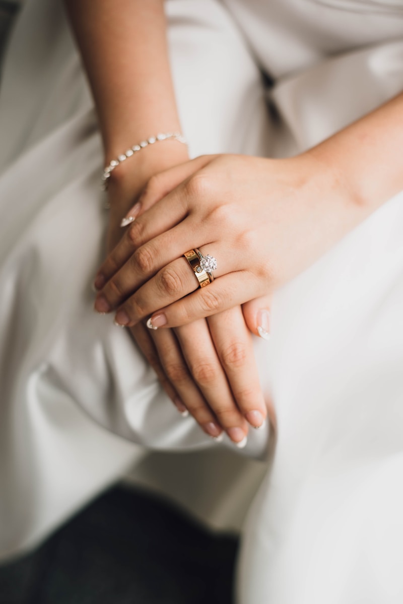 Les Robes de Mariée à Volants et Fronces : Élégance et Style pour Votre Grand Jour