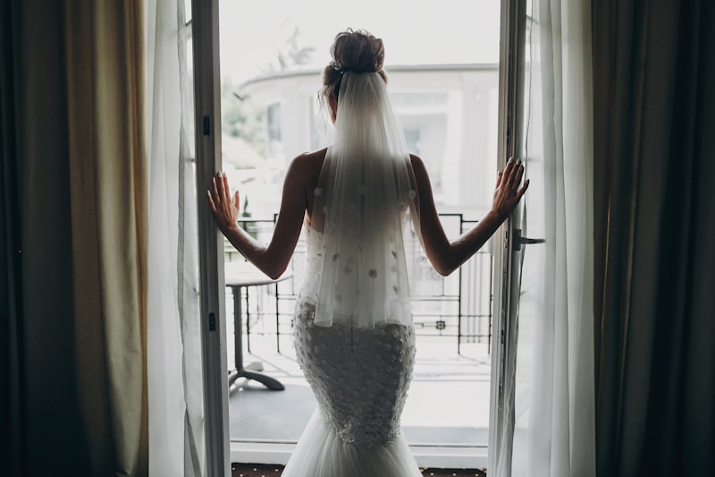 Tendances Modernes en Design de Cou de Robe de Mariée en 2023