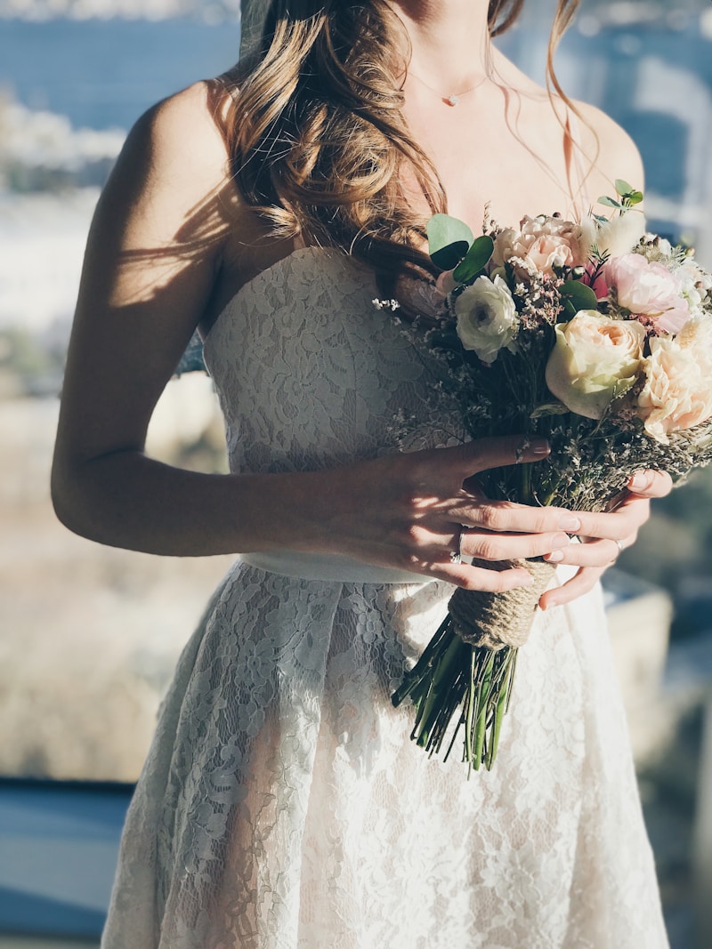 La Robe de Mariée Boho avec Dentelle Ajourée : Élégance et Légèreté pour un Mariage Uniques