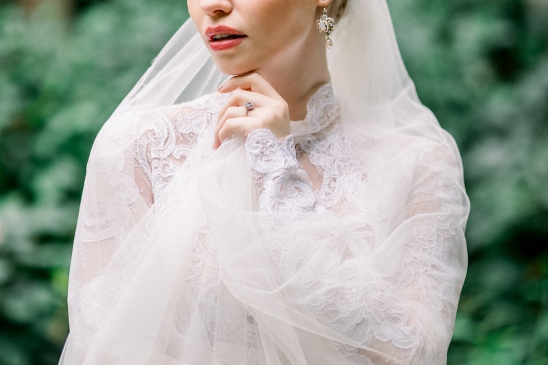 Comment Choisir la Robe de Mariée en Dentelle pour un Mariage d'Été