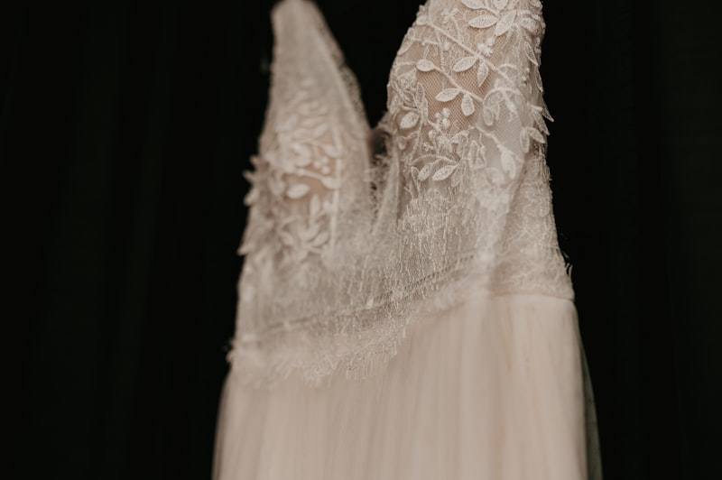 La Robe de Mariée en Dentelle Blanche Élégante: Un Choix Incontournable pour Votre Grand Jour